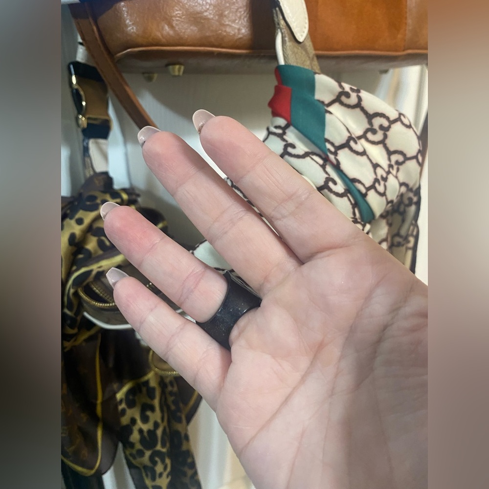 💰2/$10 Womens Shell colored ring wearing it on size 7 finger - Picture 3 of 6